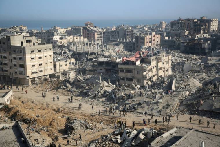 Vue générale des destructions dans et autour du complexe hospitalier al-Chifa de Gaza après le retrait de l'armée israélienne, le 1er avril 2024 ( AFP / - )