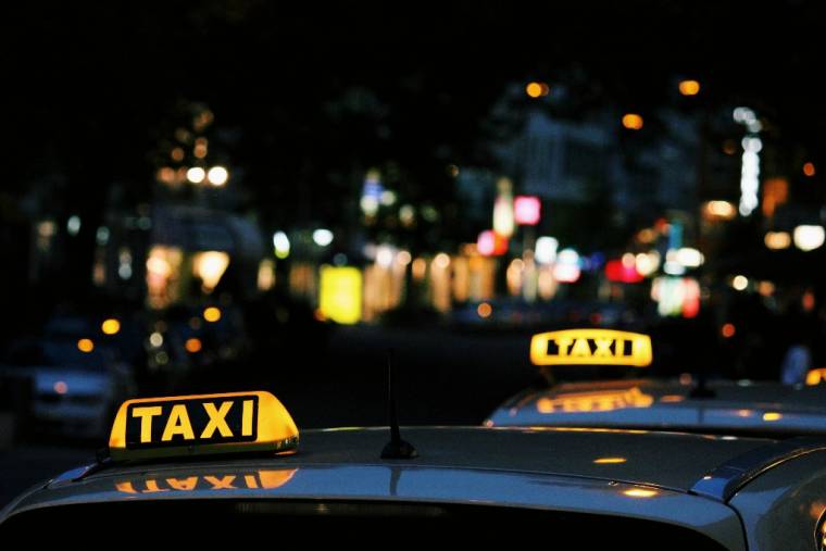 Se rendre en ville en taxi depuis l’aéroport: dans quelle ville d’Europe est-ce le plus cher? (Crédit Photo: Lexi Ruskell - Unsplash)