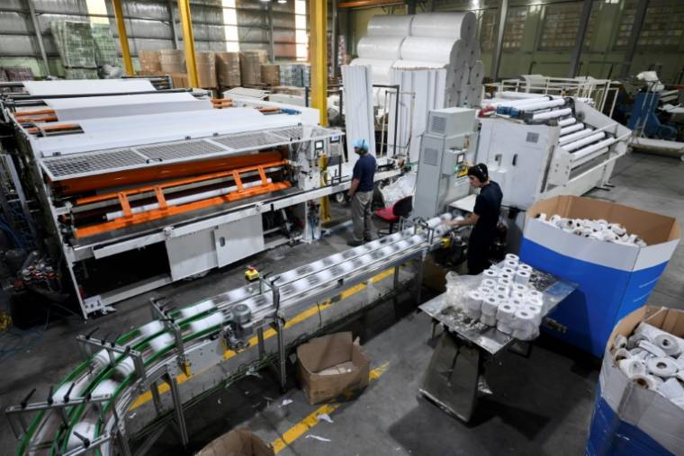 Un employé surveille la ligne de production de rouleaux de papier toilette dans l'usine Papelera Rosato à Berazategui, province de Buenos Aires, le 15 avril 2024 en Argentine ( AFP / LUIS ROBAYO )