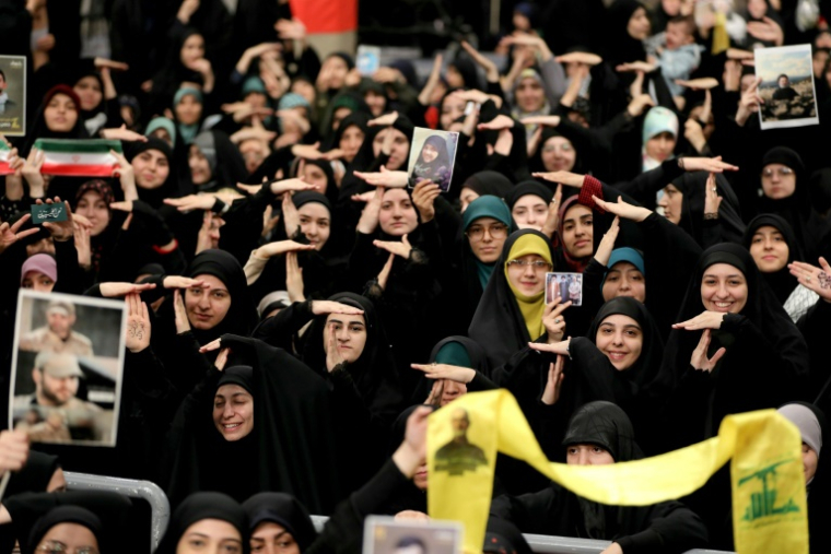 Une photo fournie par le bureau du guide suprême iranien Ali Khamenei montre des étudiants faisant des gestes lors d'une réunion avec lui à Téhéran, le 2 novembre 2024 (KHAMENEI.IR/-)