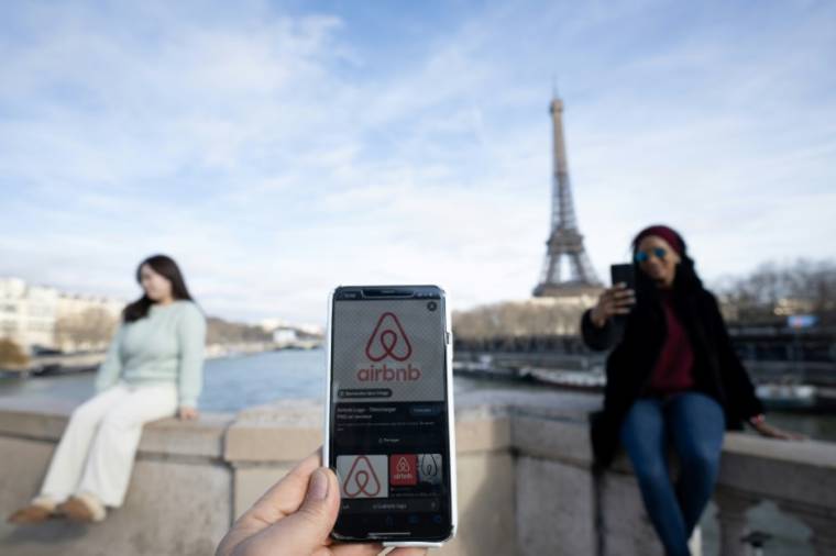 Chez Airbnb, "les nuitées réservées au premier trimestre pour des séjours pendant la période des Jeux ont été plus de cinq fois supérieures à ce qu'elles étaient en région parisienne à la même période l'année précédente" ( AFP / Miguel MEDINA )