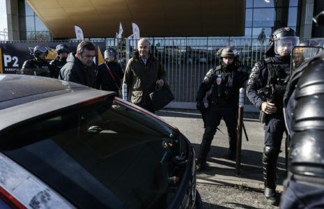 Le président de la FNSEA Arnaud Rousseau (c) quitte le Congrès national des producteurs de légumes à Agen, le 22 novembre 2024 dans le Lot-et-Garonne ( AFP / Thibaud MORITZ )