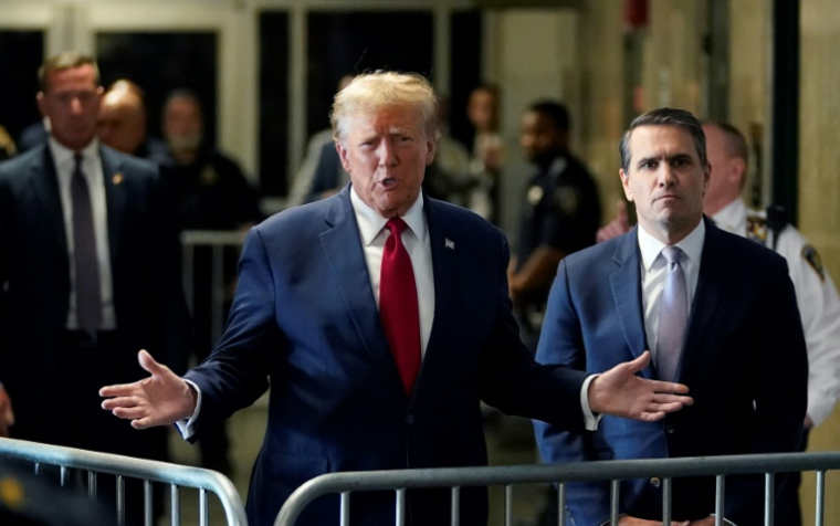 Donald Trump, avec son avocat Todd Blanche (à droite), le 15 février 2024 dans un tribunal de New York (AFP / TIMOTHY A. CLARY)