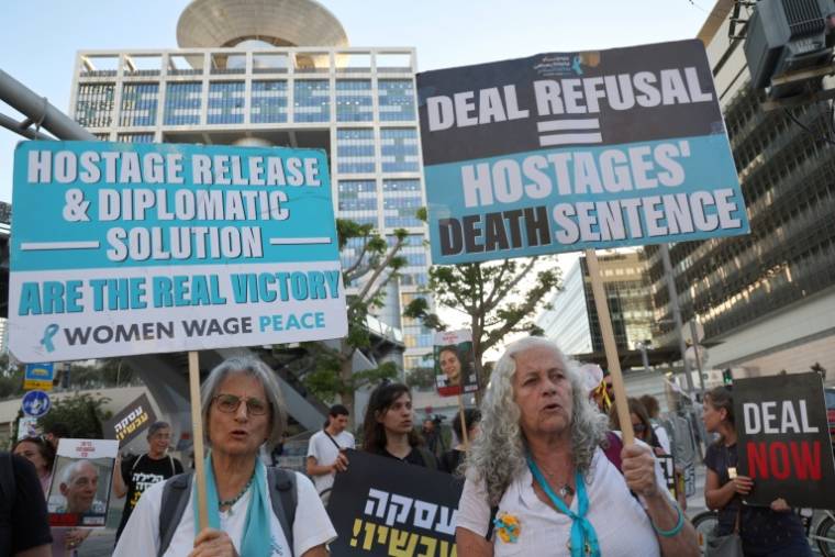 Des familles des otages retenus dans la bande de Gaza et des sympathisants manifestent le 16 mai 2024 à Tel-Aviv pour réclamer la libération des otages devant le ministère de la Défense ( AFP / JACK GUEZ )