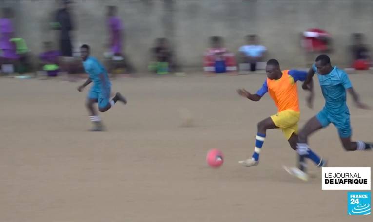 En Côte d'Ivoire, les footballeurs profitent de la CAN pour mettre en avant leur lutte contre la migration clandestine