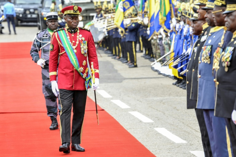 Le président de transition du Gabon, le général Brice Oligui Nguema, lors d'une parade marquant le premier anniversaire de son arrivée au pouvoir par un coup d'Etat, le 30 août 2024 à Libreville ( AFP / WILFRIED MBINAH )