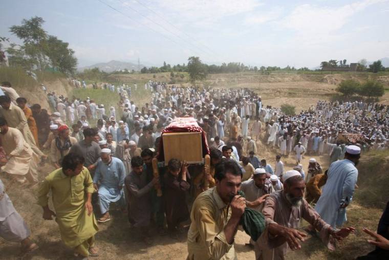 Des gens portent les cercueils des victimes tuées dans une explosion dans la province de Khyber Pakhtunkhwa au Pakistan