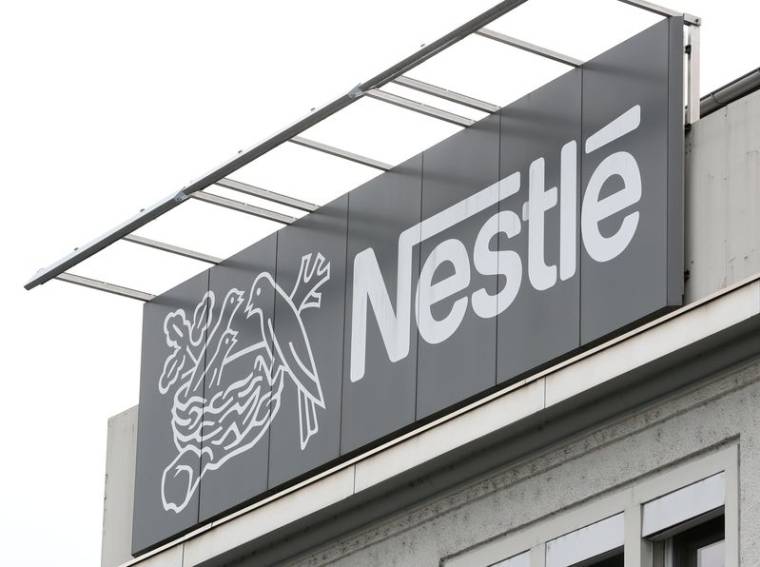 Le logo de Nestlé sur la facade d'une usine en Suisse