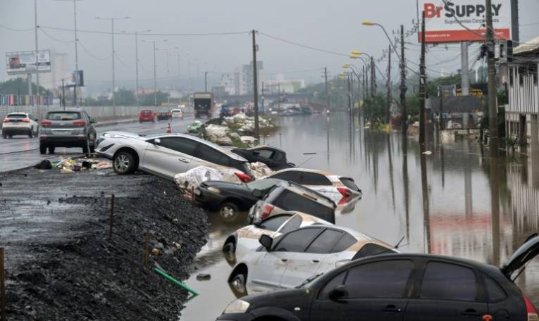 Vue de voitures bloquées le long d'une route à Sao Leopoldo, en banlieue de Porto Alegre, dans l'Etat du Rio Grande do Sul, au Brésil, le 12 mai 2024 ( AFP / Nelson ALMEIDA )