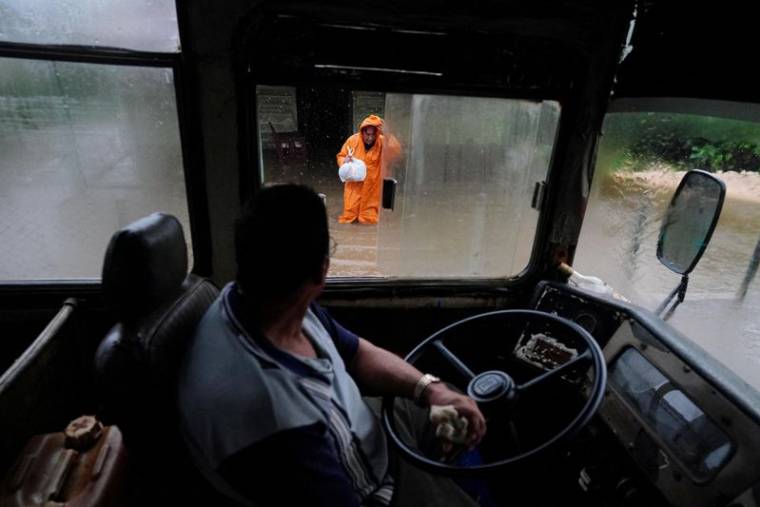 Joel Garcia, 53 ans, conduit un bus scolaire pour évacuer une femme de sa maison alors que la tempête Idalia touche terre à Cuba