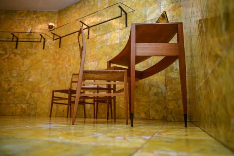 Des meubles dans une pièce de la Villa Planchart, construite et décorée par l'Italien Gio Ponti entre 1953 et 1954, dans le quartier Colinas de San Román, à Caracas, le 29 septembre 2021 ( AFP / Yuri CORTEZ )