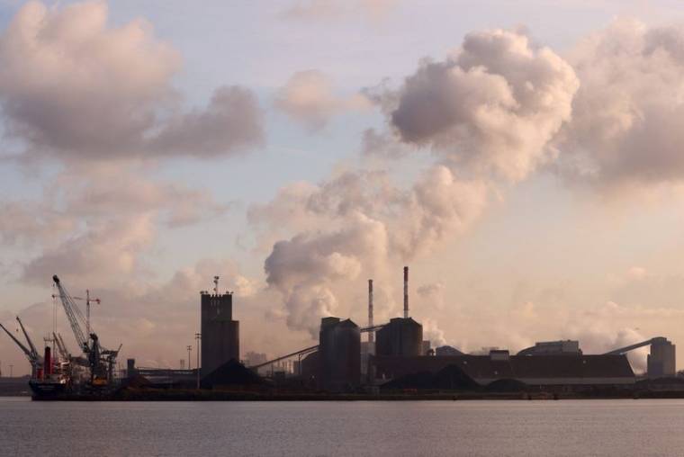 De la fumée s'échappe d'une usine du port de Dunkerque, en France