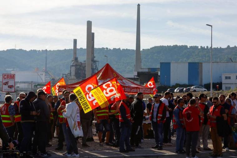 Des travailleurs de TotalEnergies et d'Esso ExxonMobil manifestent devant la raffinerie de TotalEnergies, à La Mède