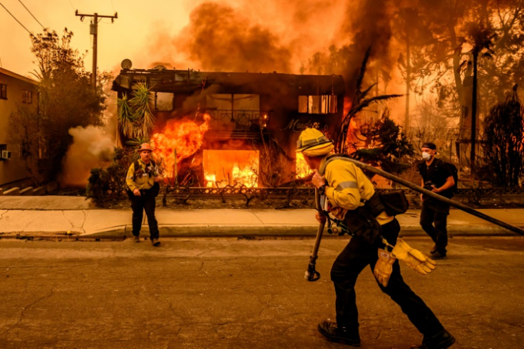 Des pompiers combattent le feu à Los Angeles, le 8 janvier 2024 ( AFP / JOSH EDELSON )