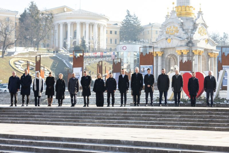 Le président ukrainien Zelensky et des dirigeants visitent un mémorial improvisé, à Kyiv