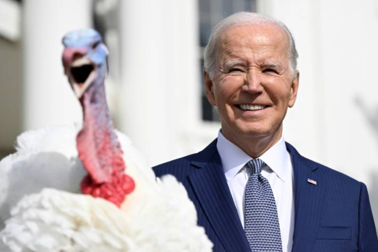 Le président américain Joe Biden le 20 novembre 2023 à la Maison Blanche, où il a comme le veut la tradition accordé sa grâce à deux dindes de Thanksgiving ( AFP / ANDREW CABALLERO-REYNOLDS )