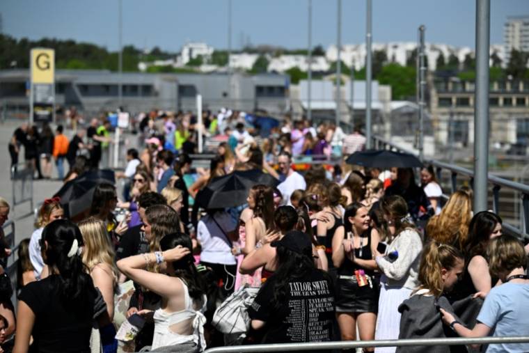 Des fans font la queue avant le concert de la chanteuse américaine Taylor Swift dans le cadre de sa tournée Eras Tour à Stockholm, le 17 mai 2024 en Suède ( TT News Agency / Pontus LUNDAHL )