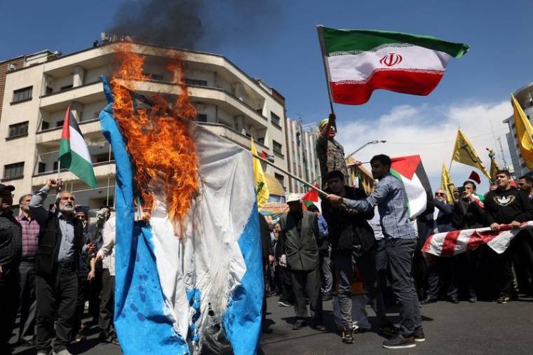Des Iraniens brûlent un drapeau israélien lors d'une manifestation à Téhéran