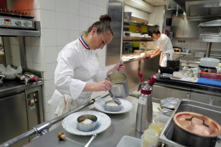 La cheffe Virginie Basselot prépare un plat dans les cuisines du restaurant gastronomique "Chanteclerc" de l'Hôtel "Le Negresco", le 12 mars 2024 à Nice ( AFP / Valery HACHE )