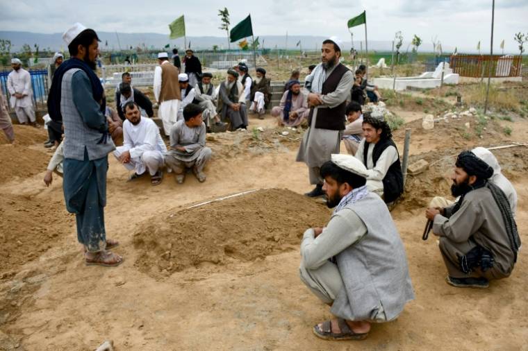 Des Aghans prient lors des funérailles d'une victime des crues subites dans un village de la province de Baghlan-Markazi, dans le nord de l'Afghanistan, le 11 mai 2024 ( AFP / Atif Aryan )