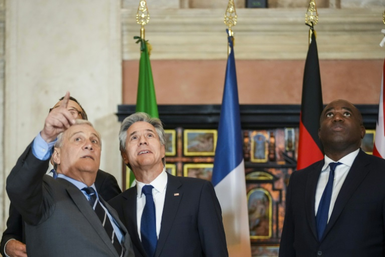 Le ministre italien des Affaires étrangères, Antonio Tajani, à gauche, montre les fresques de la Villa Madama, à Rome, au secrétaire d'Etat américain Antony Blinken, au centre, et à leur homologue britannique David Lammy, le 9 janvier 2025 ( POOL / Andrew Medichini )