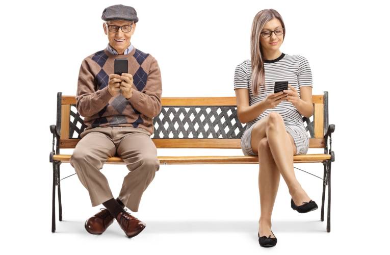 Téléphone mobile : lequel choisir pour un jeune ou pour un senior ? (Crédits photo : Shutterstock)
