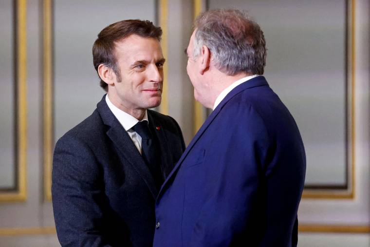 Emmanuel Macron et François Bayrou, le 12 décembre 2022, à Paris ( POOL / GONZALO FUENTES )
