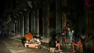 Des habitants dans une rue de La Havane pendant une panne générale d'électricité, le 18 octobre 2024 ( AFP / Adalberto ROQUE )