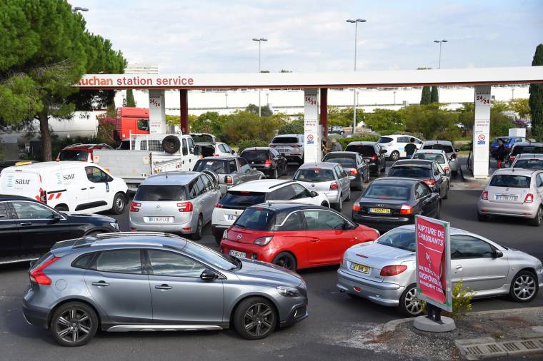 Des automobilistes font la queue le 10 octobre 2022 dans une station-service Auchan à Pérols, près de Montpellier ( AFP / Sylvain THOMAS )