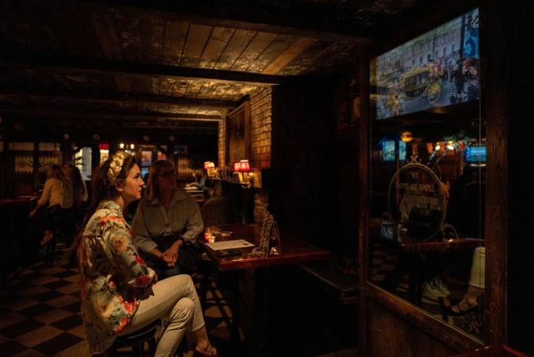 Des gens sont assis dans un bar à New York