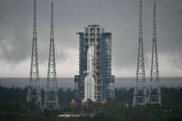 Une fusée Longue Marche 5, transportant la sonde lunaire Chang'e-6, sur son pas de tir au Centre de lancement spatial de Wenchang, dans la province du Hainan, dans le sud de la Chine, le 3 mai 2024 ( AFP / HECTOR RETAMAL )