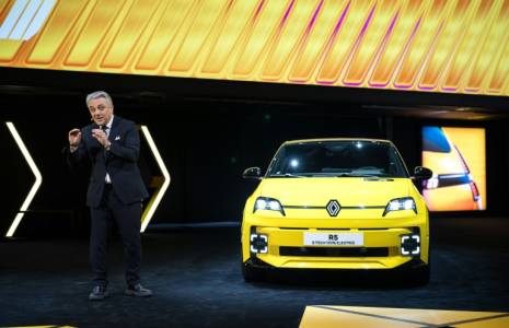 Luca De Meo, directeur général du groupe Renault, lors de la présentation de la nouvelle Renault électrique R5 E-Tech, le 26 février 2024 au Salon international de l'automobile de Genève ( AFP / Fabrice COFFRINI )