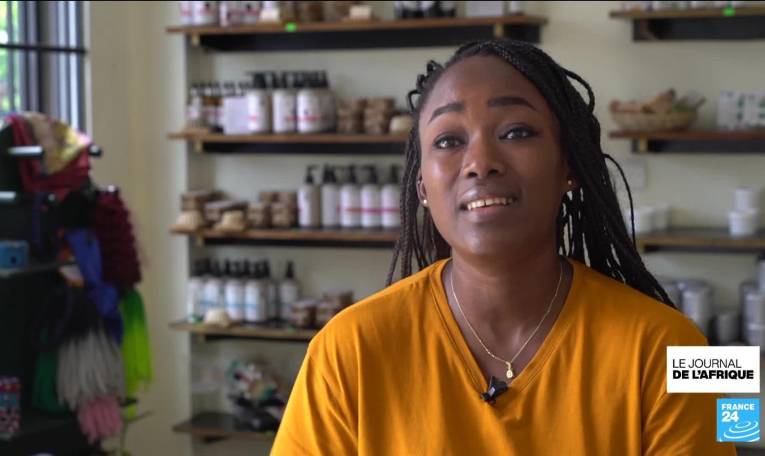 Bénin : des mèches de cheveux bio, une alternative écologique à la pollution capillaire