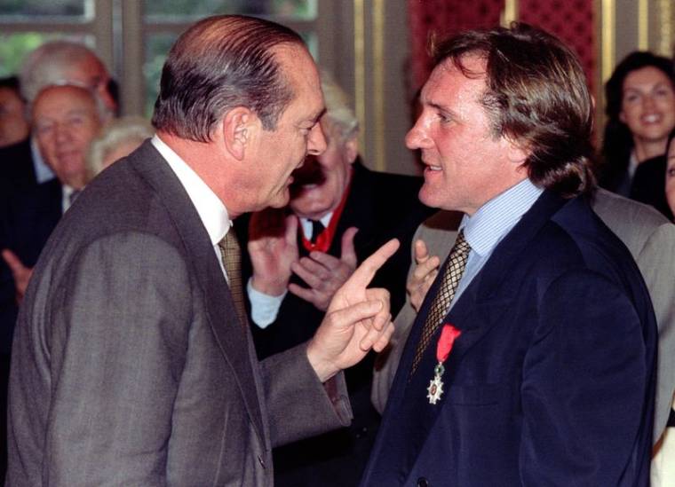 Le président français Jacques Chirac remet la médaille de la Légion d'honneur à Gérard Depardieu, star du cinéma français, à Paris