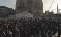 Paris: des centaines de séminaristes en prière sur le parvis de Notre-Dame