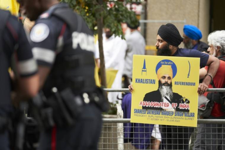 Des Sikhs manifestent devant le consulat indien à Toronto, le 8 juillet 2023 au Canada ( AFP / Geoff Robins )
