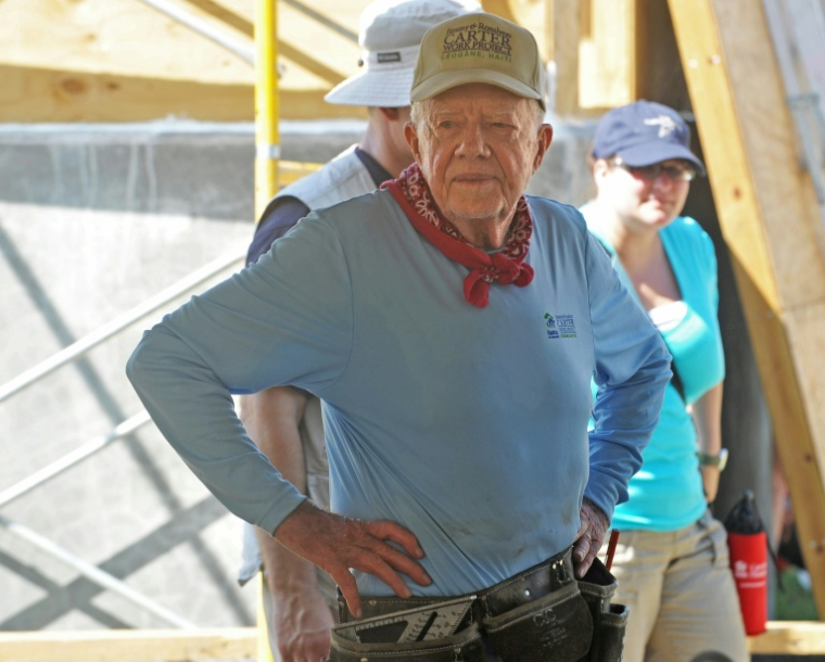 Durant plusieurs décennies Jimmy Carter s'est engagé dans l'action humanitaire avec l'organisation Habitat for Humanity foundation. On le voit ici en Haïti en novembre 2012 ( AFP / THONY BELIZAIRE )