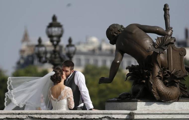 EN 2013, LE NOMBRE DE MARIAGES EN FRANCE A TOUCHÉ UN PLUS BAS DEPUIS L'APRÈS-GUERRE