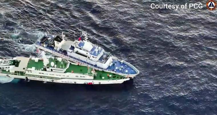 Des navires des gardes-côtes chinois et philippins lors d'une collision en mer de Chine méridionale, le 5 mars 2024. ( Philippine Coast Guard (PCG) / HANDOUT )