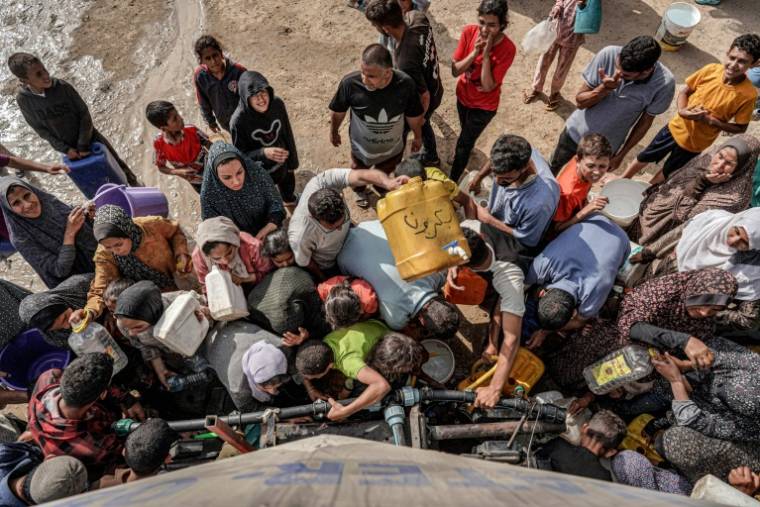 Des Palestiniens attendent pour avoir de l'eau devant un camion-citerne à Deir el-Balah, dans le centre de la bande de Gaza, le 30 avril 2024 ( AFP / - )