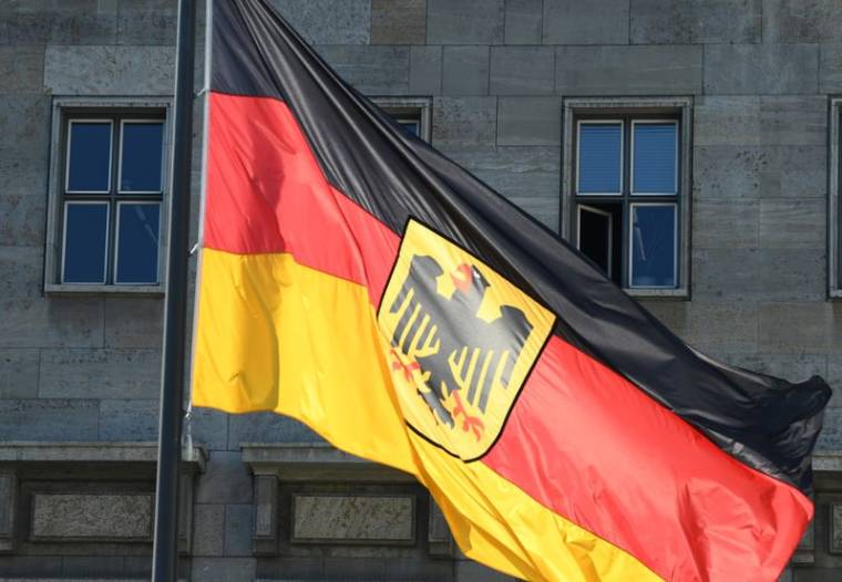 Un drapeau allemand devant le ministère allemand des finances à Berlin