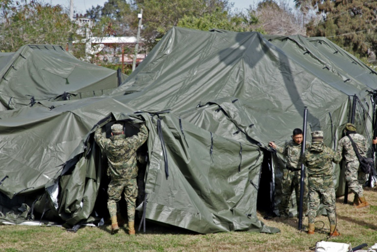 Des membres de la Marine mexicaine dressent des tentes à Matamoros dans le nord-est du Mexique à la frontière avec les Etats-Unis. ( AFP / QUETZALLI BLANCO )