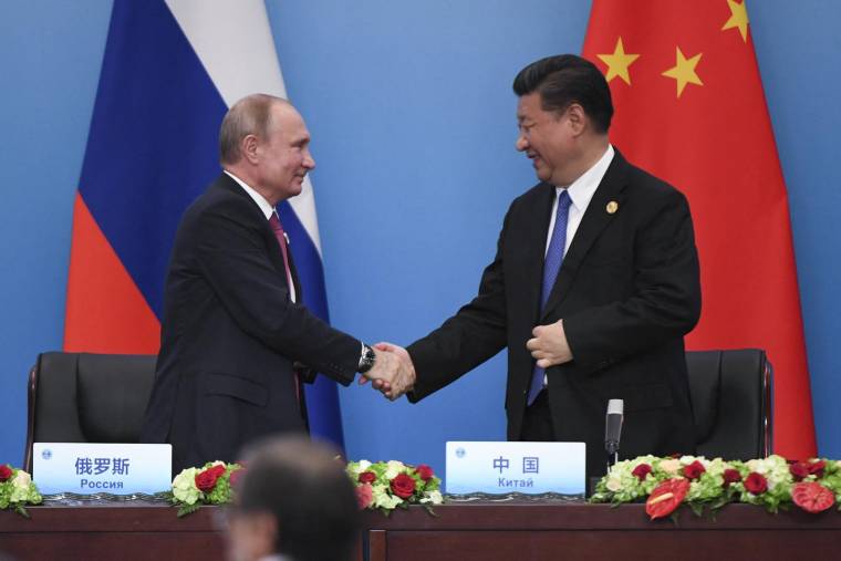 Le président chinois Xi Jinping et le présient russe Vladimir Poutine à Qingdao, en Chine, le 10 juin 2018.  ( AFP / WANG ZHAO )