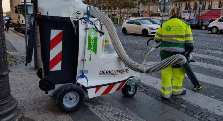 Un outil de nettoyage urbain Derichebourg, sur les Champs-Élysées à Paris. (© J. Corric)