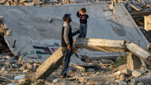 Des habitants de Gaza sur des décombres laissés par la guerre dans le camp de déplacés de Bureij, dans le centre du territoire palestinien, le 17 janvier 2025 ( AFP / Eyad BABA )