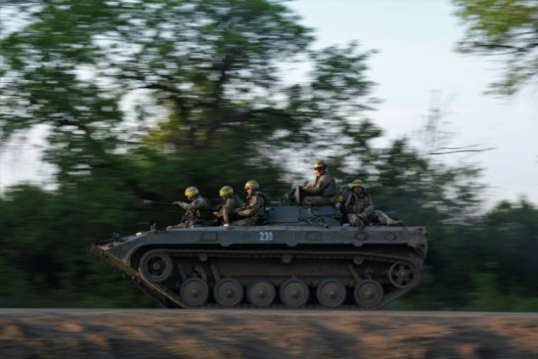 Des soldats ukrainiens à bord d'un véhicule de combat d'infanterie BMP se dirigent vers Bakhmout, le 20 mai 2023 ( AFP / Sergey SHESTAK )