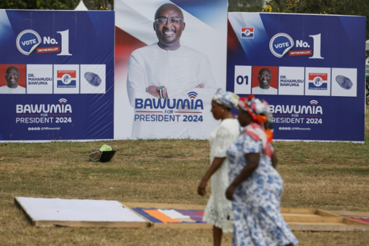 Une affiche de campagne électorale du vice-président du Ghana et candidat à la présidence du Nouveau Parti patriotique (NPP) au pouvoir, Mahamudu Bawumia, avant le dernier rassemblement du NPP à Accra le 5 décembre 2024 ( AFP / Nipah Dennis )