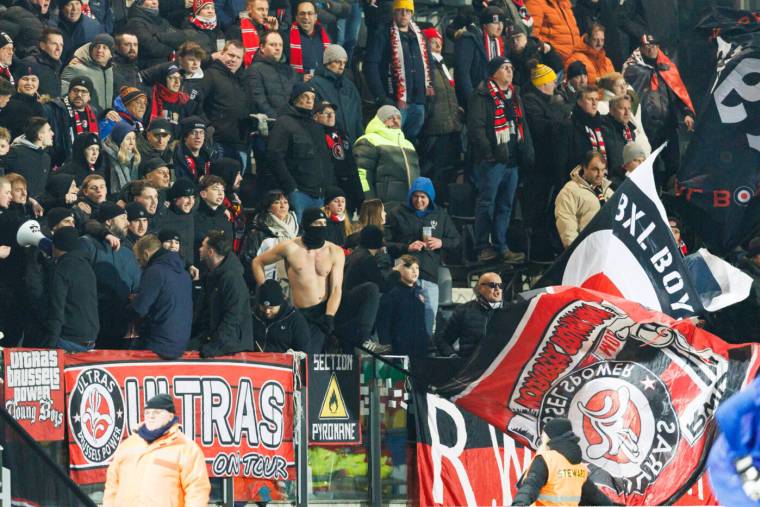 Le match RWD Molenbeek – KAS Eupen arrêté par les supporters en Belgique