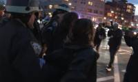 Des manifestants pro-palestiniens menottés lors d'un rassemblement à New York