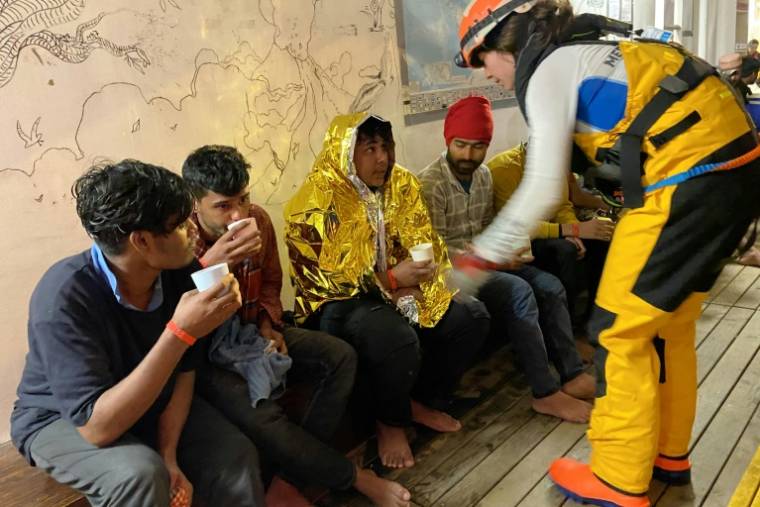 L'Ocean Viking, navire-ambulance affrété par l'ONG SOS Méditerranée, porte secours à des Bangladais qui se trouvaient sur une embarcation en détresse au large de Malte le 20 mai 2024 ( AFP / Clément MELKI )